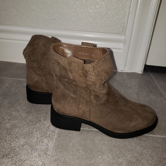 NWOT Brown Suede Boots Size 6 - Picture 1 of 4